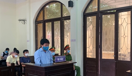 Thạch Thất: Xét xử đối tượng dùng dao, kéo đâm lực lượng phòng, chống...